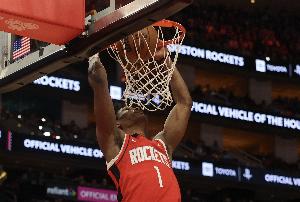 风卷残云！火箭抢断反击 阿门一条龙飞身扣篮将分差拉开到两位数
