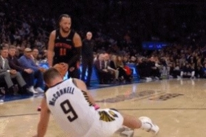 缓解尴尬！布伦森晃倒麦康纳可惜三分不中 后者主动上前说笑