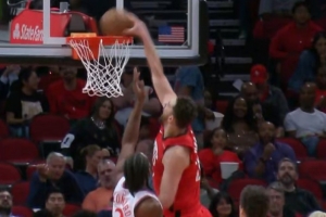 势大力沉！申京接球顺下 直杀篮下抡圆胳膊大力劈扣