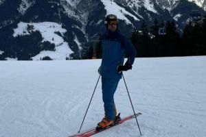 前赫塔高管遭遇严重滑雪事故，摔断三根肋骨，其中一根刺穿肺部