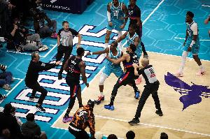 蜂塞打架禁赛处罚出炉：斯图尔特7场 小桥&迪亚巴特4场 杜伦2场