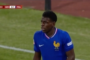 每体：巴黎青训后卫姆本巴合同本赛季末到期，球员希望能加盟巴萨