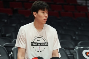 杨瀚森在开拓者太坑？解说：要培养的新秀太多 小杨能力也一般