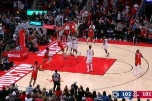 火箭落后1分 申京迎着三人防守造成犯规 两罚一中给快船机会