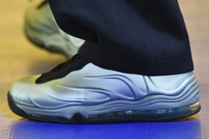 致敬马刺名宿！库里今日入场上脚邓肯经典Nike“钢铁”球鞋