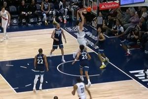 太帅啦！杨瀚森大力挂筐 双手补扣！