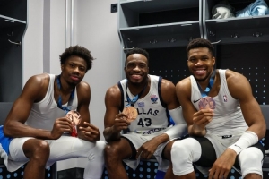 三兄弟！霍里打趣：下赛季字母不会在雄鹿了 那能腾出三个位置