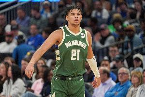 吉昂谈托马斯干拔超远三分：我心里当时念着让他投 真的投进了