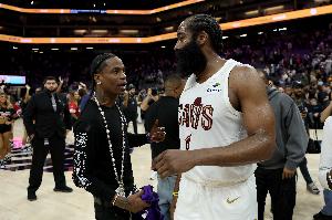 哈登谈出手4次：不在乎出手数 我得分历史前十 得分对我不是问题