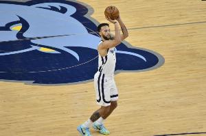 这不难为老李嘛！李凯尔顶防约基奇仅18分钟犯满 贡献8分3板