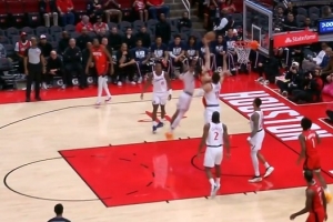 摧枯拉朽！申京中路接球 腾空而起抡圆胳膊暴力隔扣