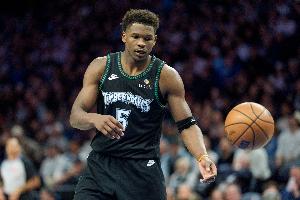 躺赢一把！爱德华兹10中5拿下14分4板2助2断1帽