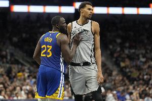 少林对武当？追梦和文班亚马无球缠斗 最终后者接球跳投不中