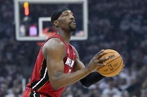 外线疯狂奖励自己！阿德巴约投篮19中6&三分9中2得到27分14板4助