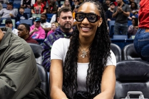 支持下阿德巴约？今日热火客战鹈鹕 阿贾·威尔逊来到场边看球