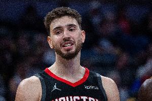 略显粘球！申京半场6中3得6分6板4助2盖帽 没有任何罚球