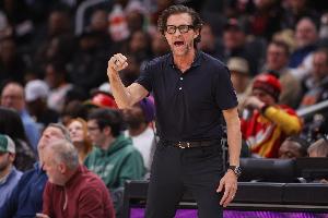 双杀！格威三分被犯规老鹰挑战成功&争球上篮再犯规又挑战取消