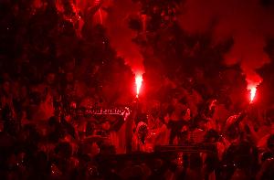 巴黎5-0马赛比赛中球迷唱恐同歌曲，现场播报员不得不广播警告