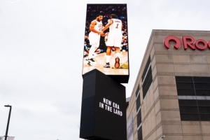 哈登迎主场首秀！骑士官方晒米哈二人组广告牌：克利夫兰新篇章