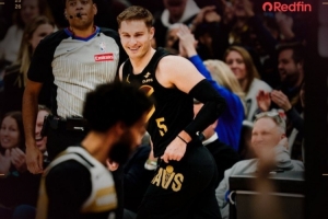 三分10中9！生涯之夜！骑士官方赢球海报封面人物：梅里尔