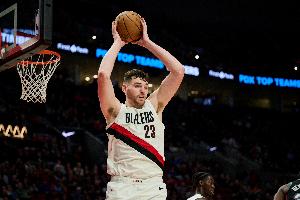 解说：开拓者有些人防守心不在焉 像度假 克林根被戈贝尔完全压制