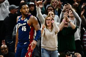 米切尔：哈登能把每个人放在合适的位置 我只需要继续做自己