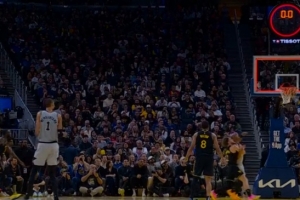 时间管理大师！福克斯压哨中投潇洒命中 助马刺三节打完扳平比分