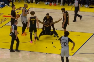 亏！文班强攻追梦造成犯规 勇士挑战失败仅剩1暂停