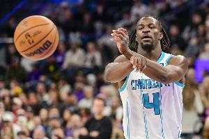 极限操作！克尼佩尔突破跳起助攻塞恩·詹姆斯命中压哨三分球