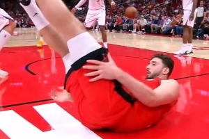 不妙！申京突破被吹进攻犯规 乌度卡挑战但失败了