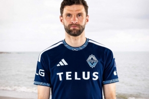 海山交汇之处！温哥华白浪发布新赛季主场球衣，穆勒出镜