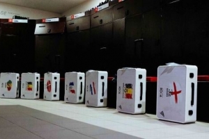 恩德里克社媒晒图：给所有里昂队友送PS5套装，含定制旅行箱