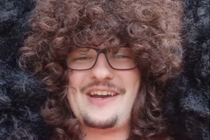 西汉姆助教调侃曼联蓄发哥：你的头发会一直长到屁股去的！