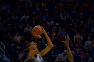 探囊取物！文班亚马接球无视霍福德和追梦夹击 轻松跳投命中