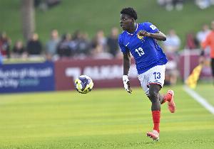 每体：巴萨考虑引进巴黎17岁后卫姆本巴，球员已拖延数周续约谈判