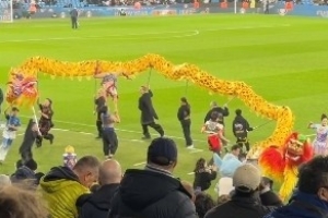 迎接中国春节，曼城主场进行舞龙舞狮表演