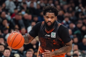 官方：山东外援鲍威尔因个人原因无法出战剩余赛事 双方友好解约