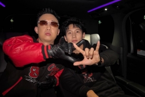 梦幻联动！向余望晒与GAI、布瑞吉合影：肩并肩为重庆而战！