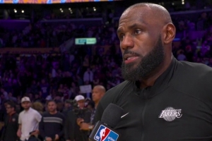 詹姆斯：我们之前连输两场 希望能带着胜利和好心情进入假期