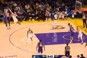 持续发力！詹姆斯连投带罚拿分 率队将分差拉开到20分打花独行侠