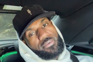 手握保温杯！詹姆斯晒乘车自拍 NBA官推晒詹姆斯抵达比赛球馆