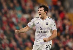 记者：如果马奎尔留队，曼联可能引进一名能兼任左后卫的左边锋