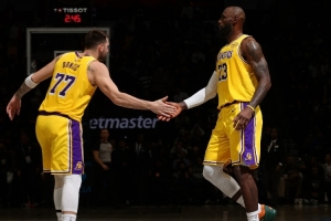 好巧！湖人本赛季至今战绩为33胜21负 与上赛季同期战绩完全相同