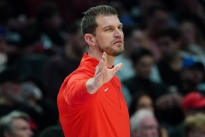 解说：斯普利特就是乱打 只会让球员去冲击内线防守第一人戈贝尔