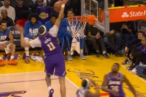 黄雀在后！海斯腾空暴起 送华盛顿钉地板大帽