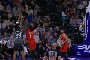 岁月不饶人！霍勒迪顺下空篮不中&防守端送森萨博3+1