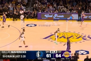 分差瞬间没了！湖人连续失误 克莱三分&马绍尔急停跳投独行侠12-0