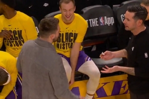 雷迪克：你穿的那是个什么夹克？东契奇：你对时尚一窍不通