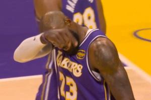 詹姆斯被犯规仍然打板命中替补席狂欢！老詹示意基操勿6快坐下