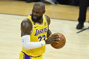 詹姆斯：我的球技没退步 我对比赛理解很深刻 仍能在场上做很多事